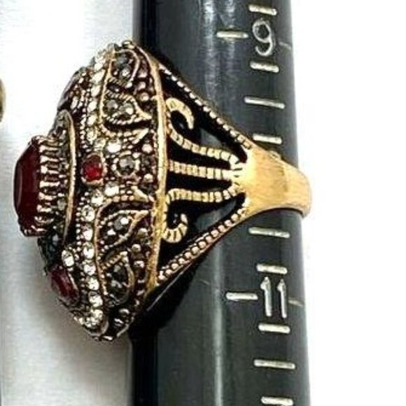 HUGE cocktail costume ring with faux ruby - Picture 2 of 4